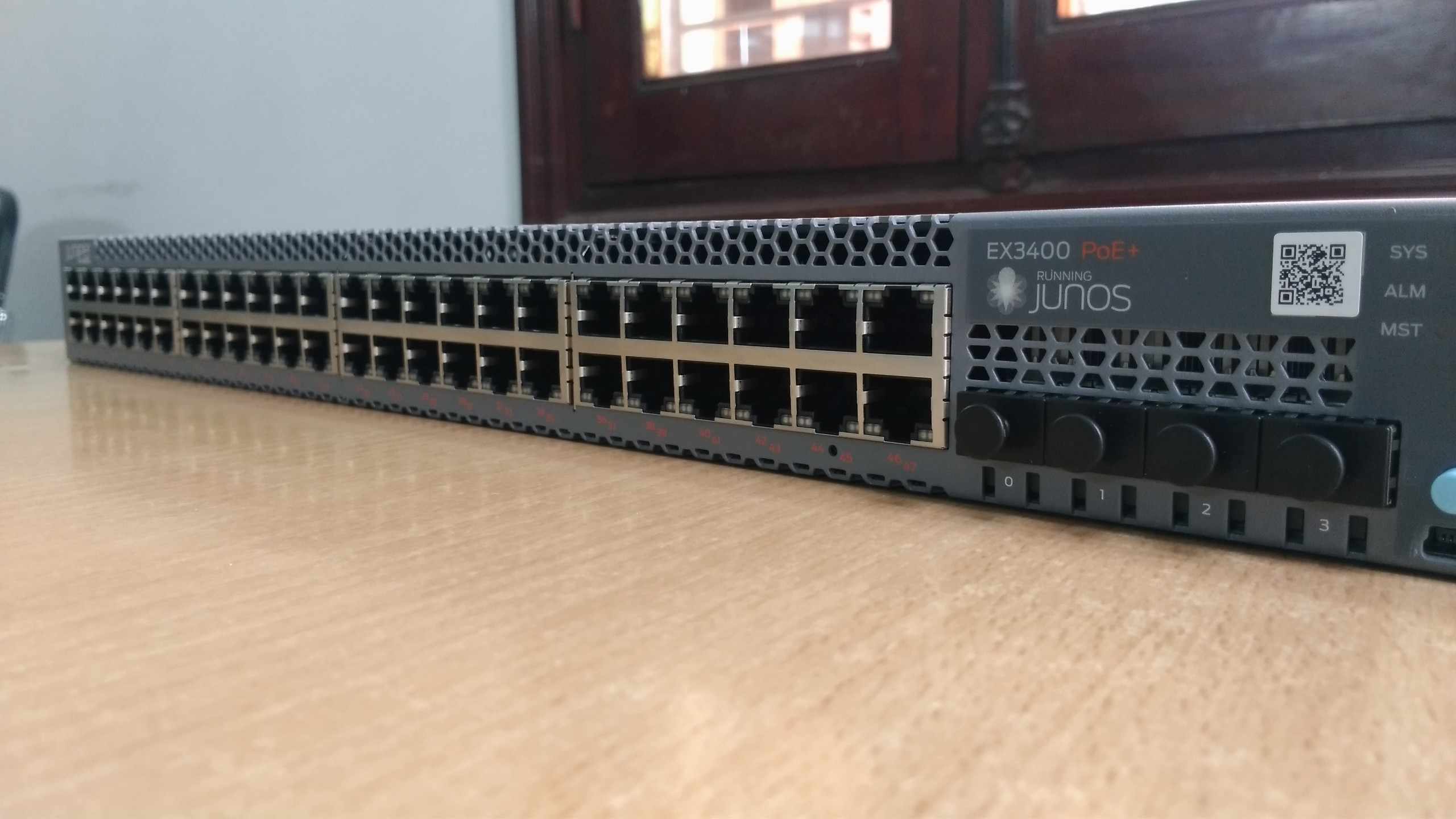 Thiết bị bộ chuyển mạch Switch Juniper EX3400 Series 48 Ports